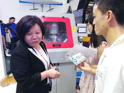 如e定制 互聯(lián)網(wǎng)+雕刻機(jī)器人，引領(lǐng)在線加工飾品新潮流